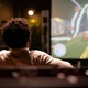 Trabalho dos sonhos? Vaga paga R$ 246 mil para assistir todos jogos da Copa