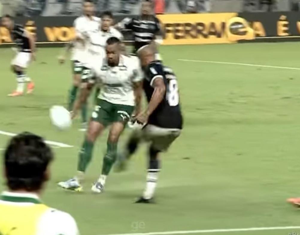 Bola bateu na mão de Marlon Freitas, do Palmeiras, durante partida contra o Remo, pelo Brasileirão - undefined