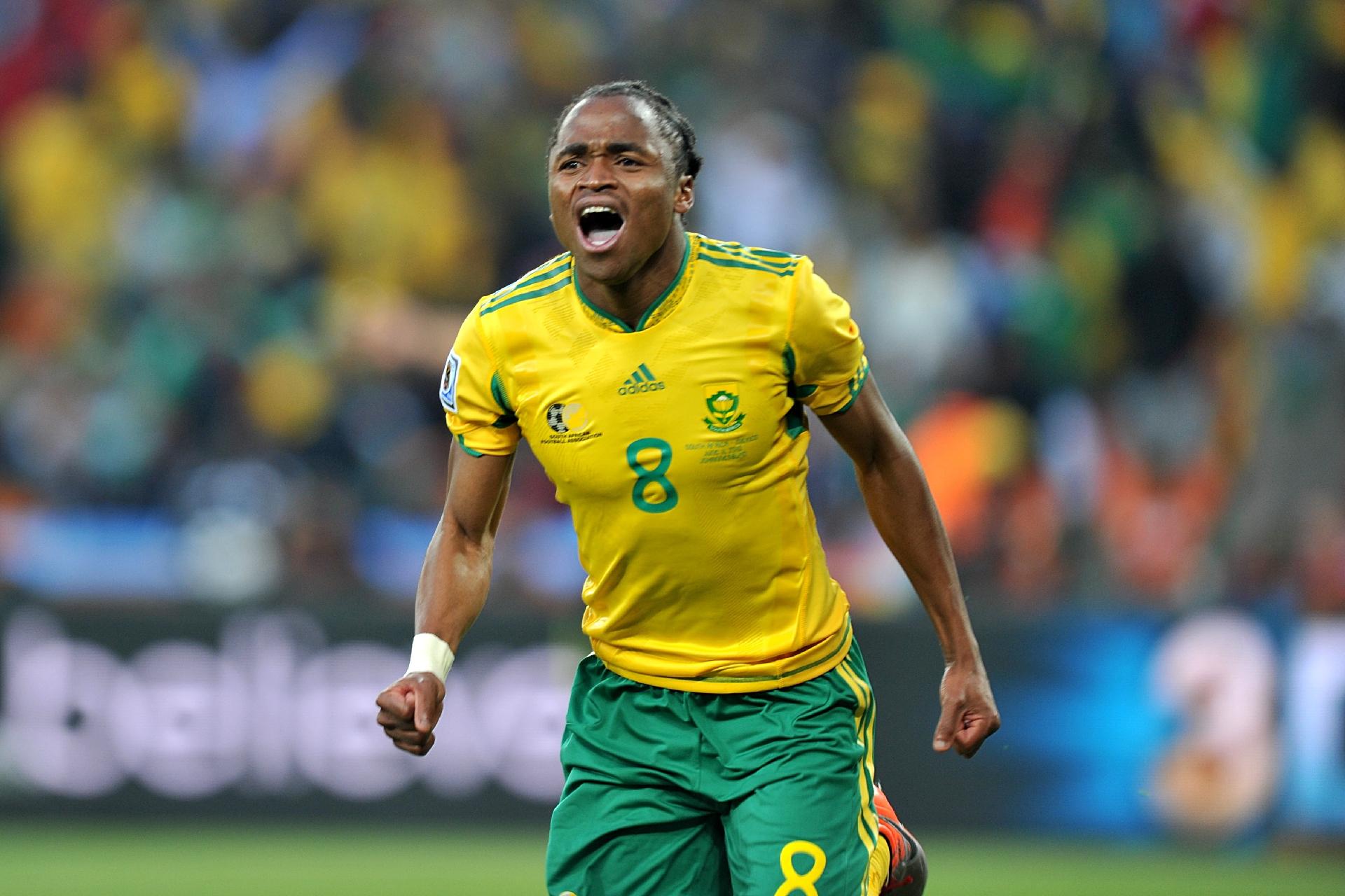 Tshabalala comemora gol marcado pela África do Sul contra o México na Copa do Mundo de 2010 - undefined