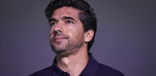 STJD marca julgamento de Abel Ferreira por chute em microfone no Brasileiro