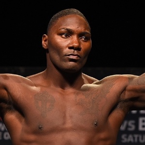 Anthony Johnson já foi um meio-médio, lutando na categoria até 77 kg. Hoje, luta no meio-pesado, até 93 kg, e ainda assim perde bons quilos - Arte/UOL, com Getty Images