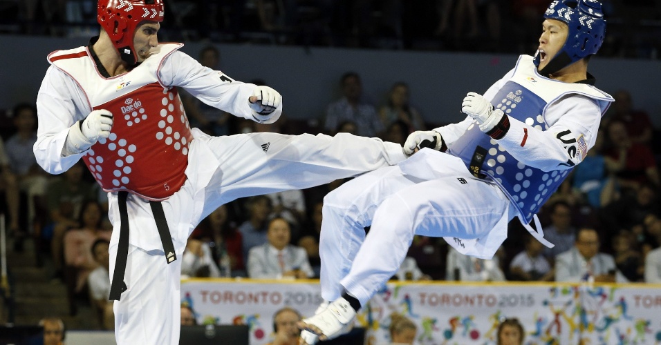 O norte-americana Philip Yun leva golpe do argentino Martín Sio na disputa do bronze no taekwondo categoría +80kg