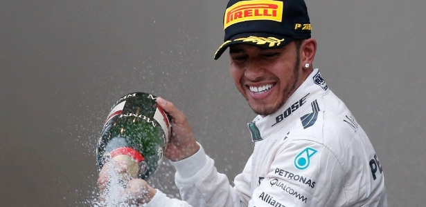 Eufórico com o tricampeonato, Hamilton joga champanhe nos mecânicos da Mercedes - Adrees Latis/Reuters