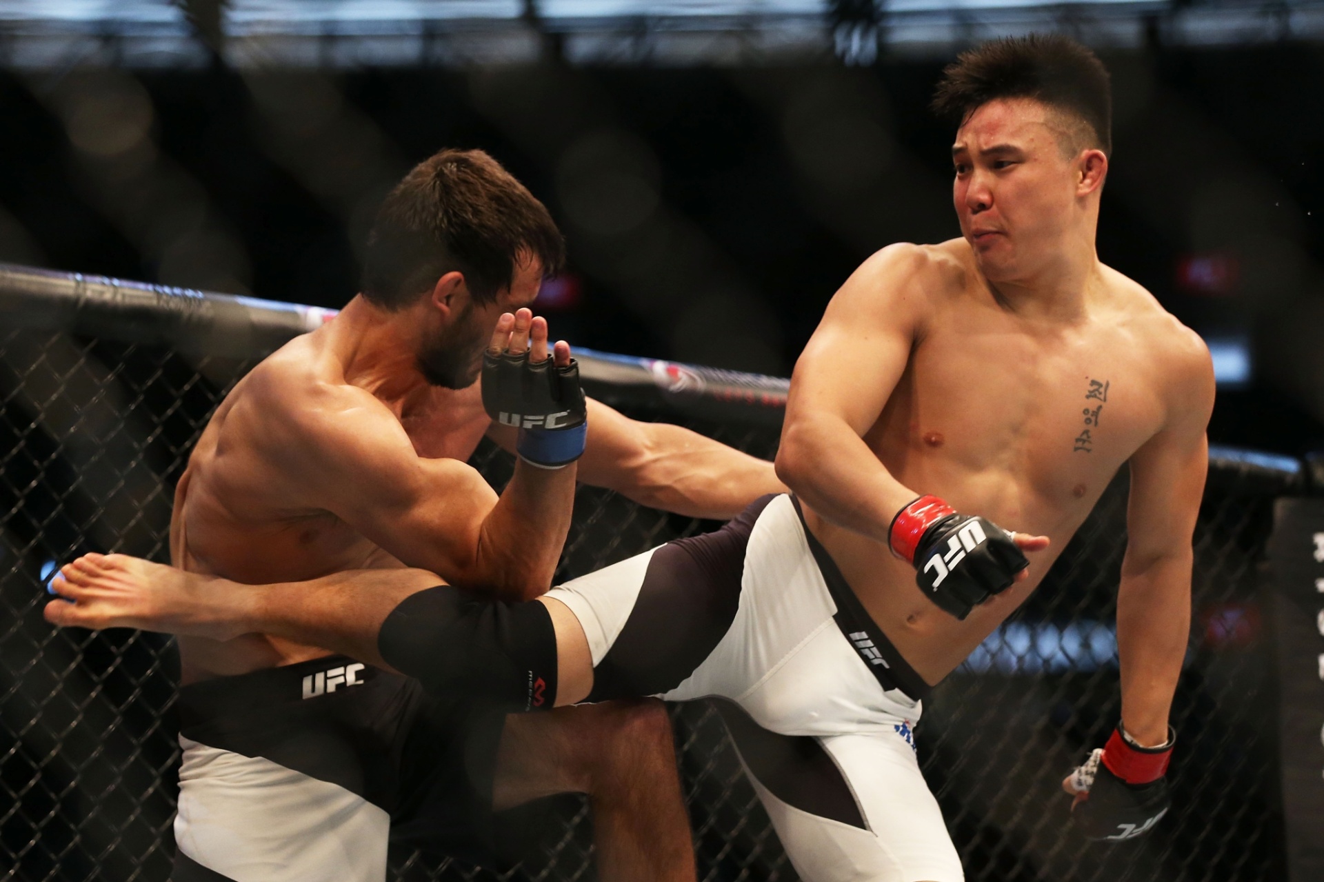 James Moontasri acerta chute que leva Anton Zafir a nocaute na segunda luta do UFC 193 - Quinn Rooney/Getty Images