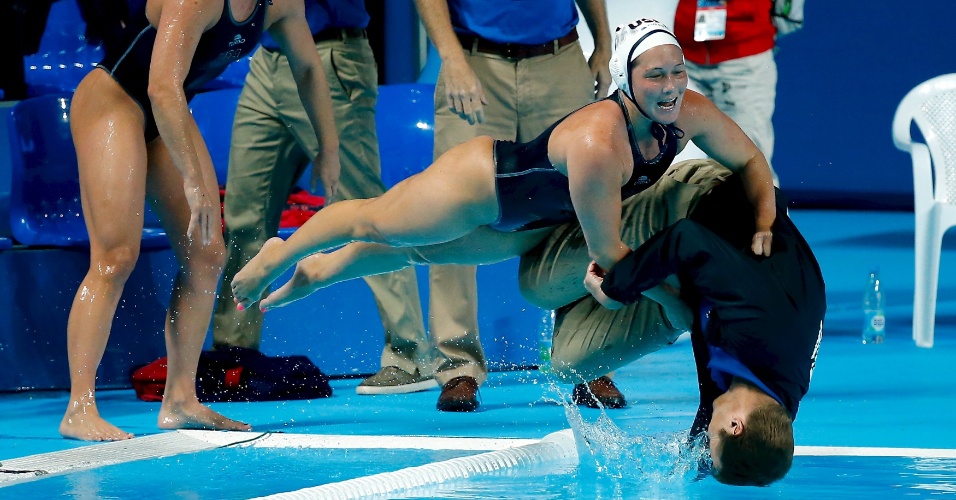 07.ago - Jogadoras de polo aquático dos Estados Unidos jogam o treinador na água, após vitória sobre a Holanda na final e conquista do título mundial em Kazan, na Rússia