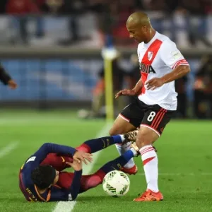 Neymar sofre falta de Sanchez na disputa entre Barcelona e River Plate em Yokohama - Toshifumi Kitamura/AFP Photo