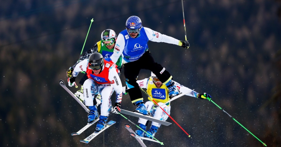 25.jan - Esquiadores trombam após salto, em semifinal de prova no Mundial de Freestyle Esqui e Snowboard, disputado na Áustria