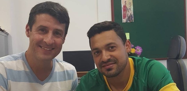 Empresário Márcio Bittencourt ao lado de Eder Luis na assinatura de contrato  - Divulgação / Instagram