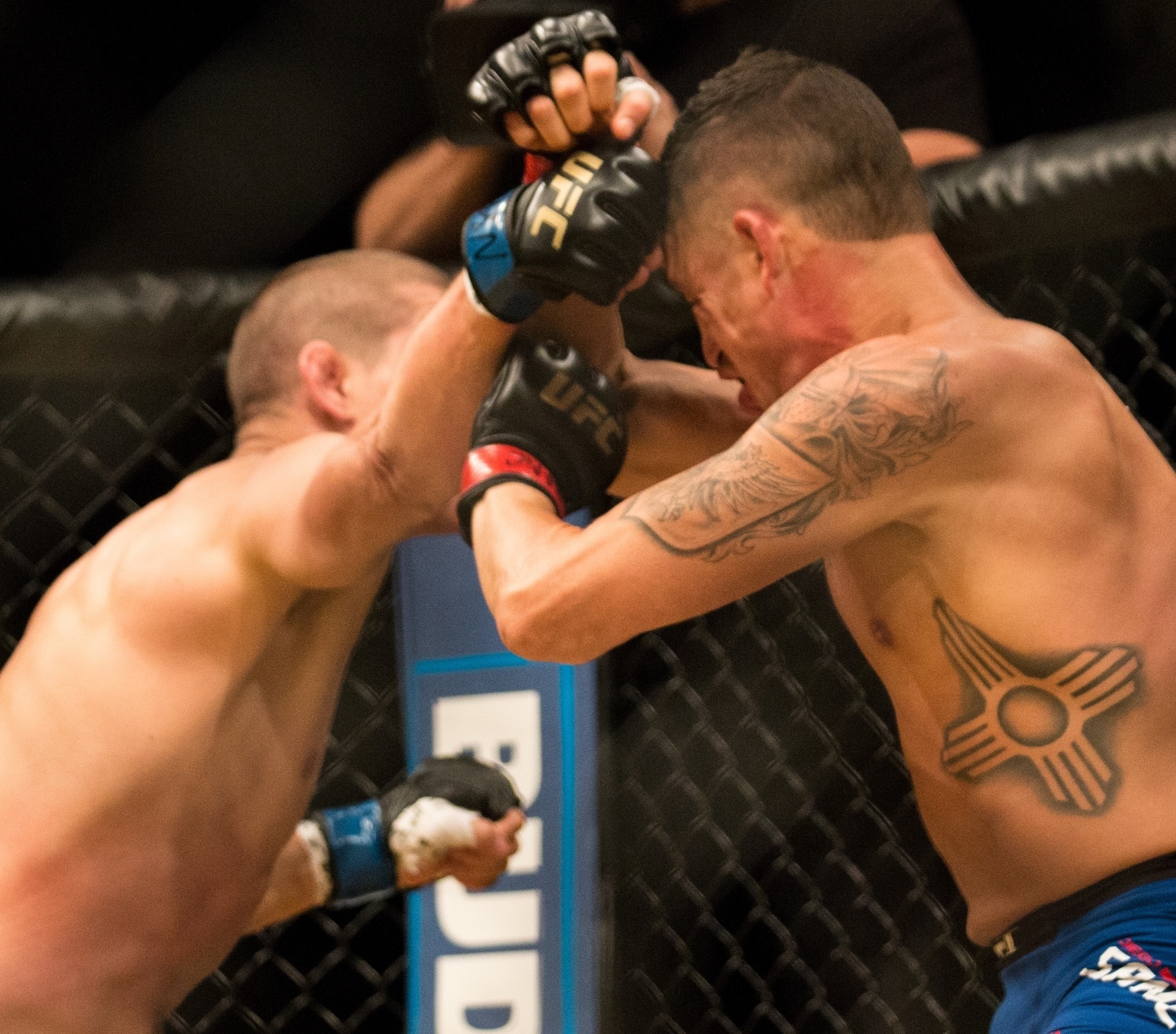 Diego Sanchez e Joe Lauzon em ação na terceira luta do card preliminar do UFC 200 - Rigel Salazar/ Ag Fight
