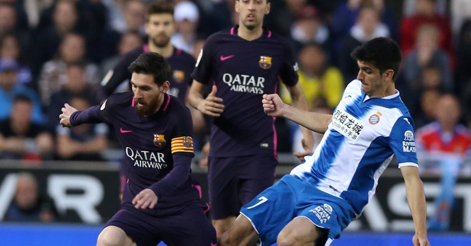Messi corta a marcação em partida contra o Espanyol