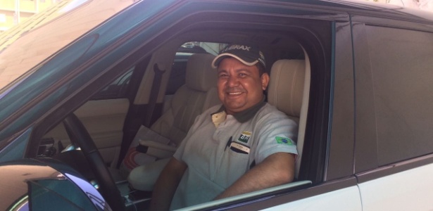 Mazinho no carro de um jogador do Palmeiras; frentista acostumou-se a lidar com atletas - José Eduardo Martins/UOL