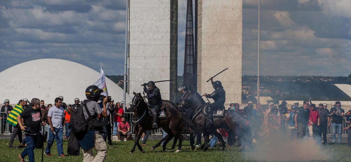 Manifestantes em confronto com a Polícia em protesto contra Michel Temer, em Brasília, no fim de maio - Eduardo Anizelli/Folhapress