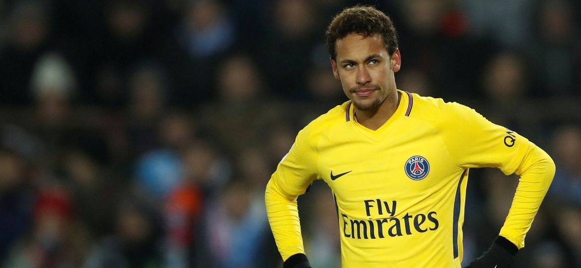 Neymar em ação pelo PSG; atacante viajou por "questões pessoais", mas é aguardado em Paris - Reuters