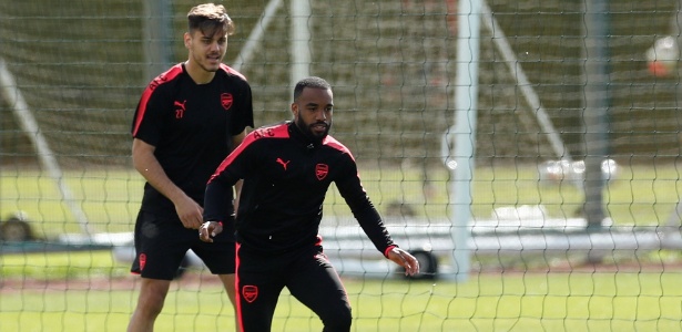 Alexandre Lacazette, à frente, em ação durante treino do Arsenal  - Andrew Couldridge/Reuters