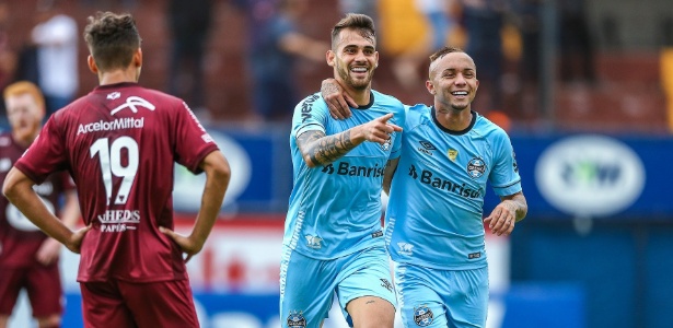 Vizeu (esquerda) comemora com Everton seu primeiro gol pelo Grêmio - Lucas Uebel/Grêmio
