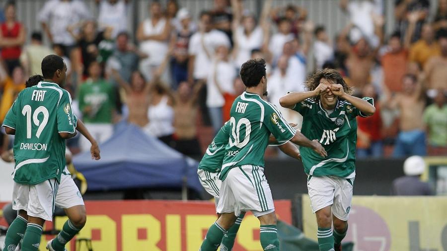 Valdivia comemora gol em 2008 - Eduardo Knapp/Folhapress