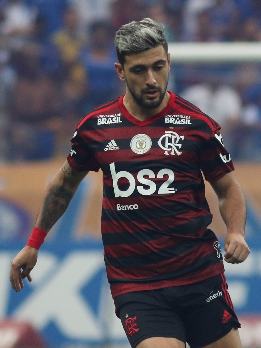 Arrascaeta brilha em vitória do Flamengo e leva rubro-negros ao