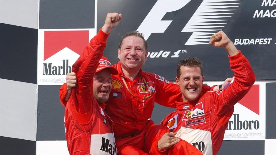 Jean Todt é levantado por Rubens Barrichello e Michael Schumacher na Hungria após título mundial conquistado pela Ferrari - Divulgação/FIA