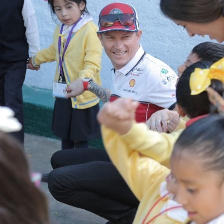 Kimi Raikkonen brinca com crianças carentes em instituto no México - Reprodução/Instagram/f1