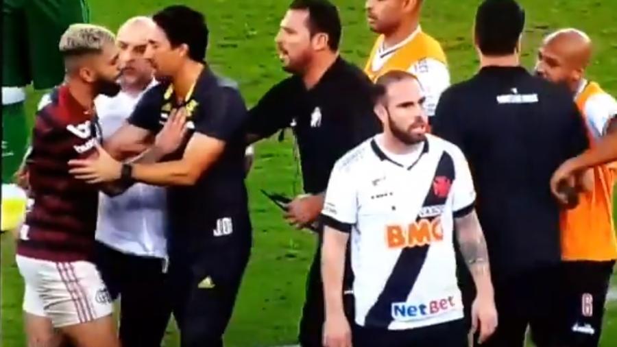 André Souza, dirigente do Vasco, agride Gabigol, atacante do Flamengo - Reprodução Premiere