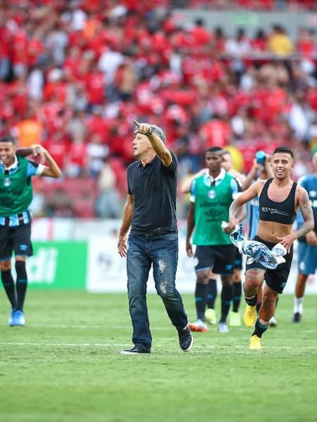 Renato Gaúcho e jogadores do Grêmio comemoram vitória em Gre-Nal no Beira-Rio - Lucas Uebel/Grêmio FBPA