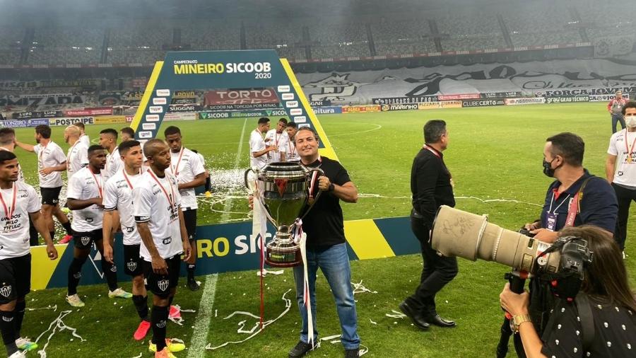 Alexandre Mattos posa com a taça do Campeonato Mineiro do Atlético-MG - Divulgação
