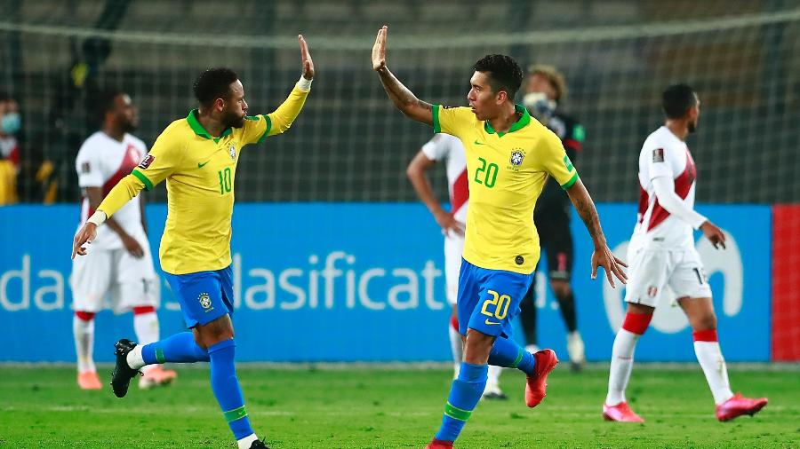 Neymar e Roberto Firmino comemoram o segundo gol do Brasil contra o Peru, na Copa América de 2019 - Daniel Apuy/Getty Images