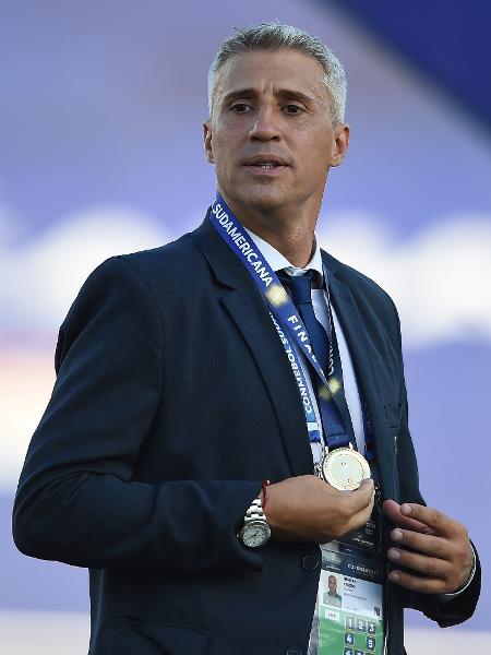 Hernán Crespo recebe medalha de campeão da Copa Sul-Americana 2020 com o Defensa y Justicia (ARG) - Marcelo Endelli/Getty Images