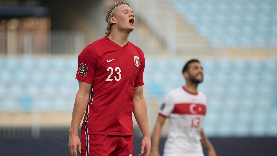 Atacante norueguês Erling Braut Haaland lamenta lance na derrota da Noruega para a Turquia pelas Eliminatórias - Jorge Guerrero/AFP