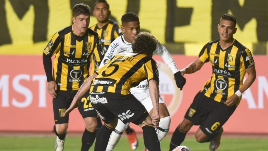 Angelo, do Santos, encara marcação do The Strongest pela Libertadores - Santos/Divulgação