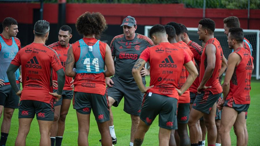 Rogério Ceni conversa com grupo de jogadores do Flamengo em treino no Ninho do Urubu - Alexandre Vidal / Flamengo