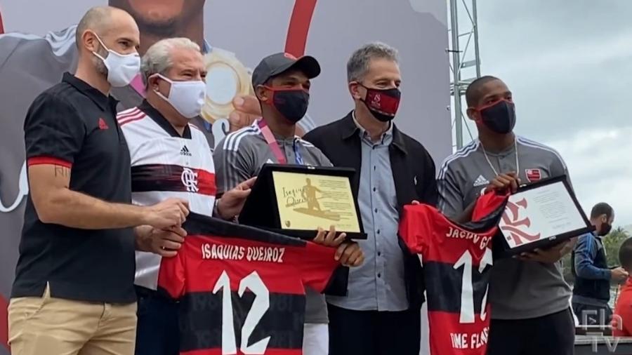 Isaquias Queiroz e Jacky Godmann recebem homenagem do Flamengo - Reprodução/Twitter