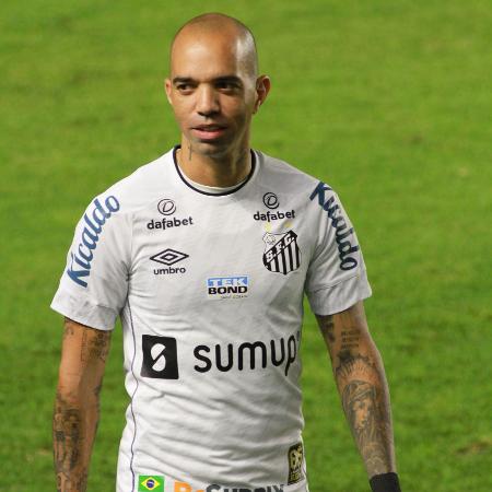 Diego Tardelli em direção ao banco de reservas da Vila Belmiro, em partida do Santos contra o Athletico -  Fernanda Luz/AGIF