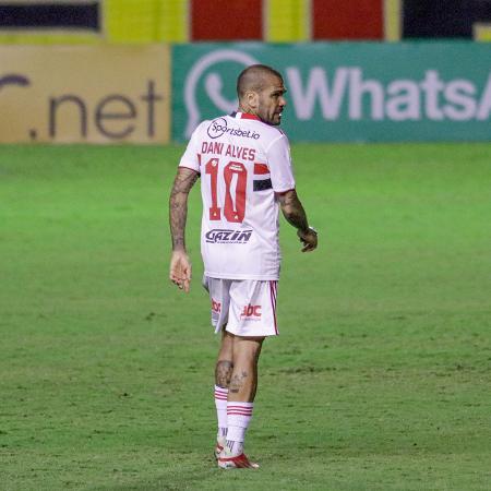 Daniel Alves em ação pelo São Paulo em partida do Campeonato Brasileiro 2021