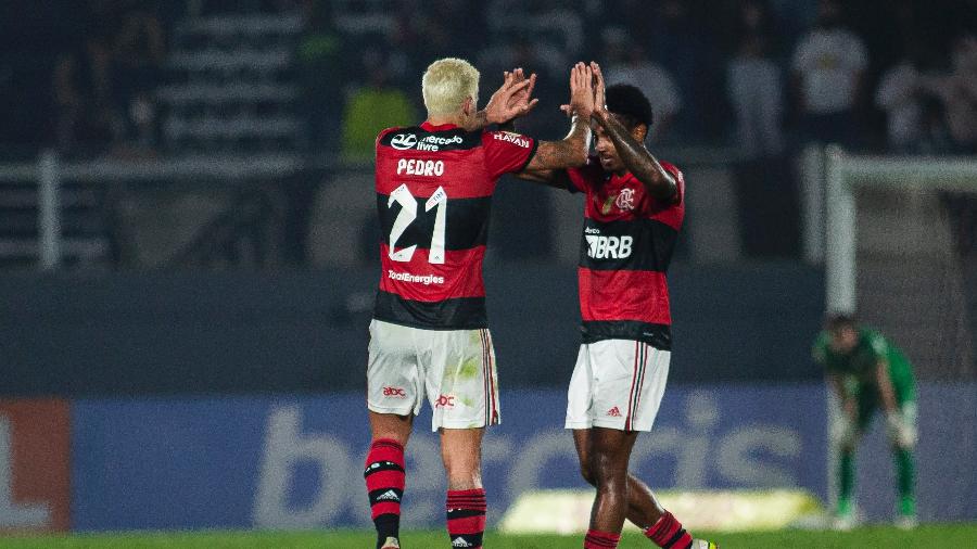 Pedro agradece Vitinho pela assistência em jogo do Flamengo contra o RB Bragantino - Diogo Reis/AGIF