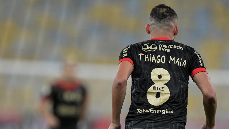 Thiago Maia escolhe música no Flamengo e avisa: 'Bola passa, jogador, não