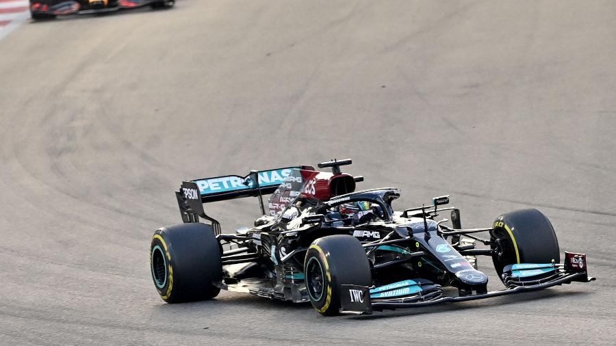 Lewis Hamilton e Max Verstappen, durante GP de Abu Dhabi - ANDREJ ISAKOVIC / AFP