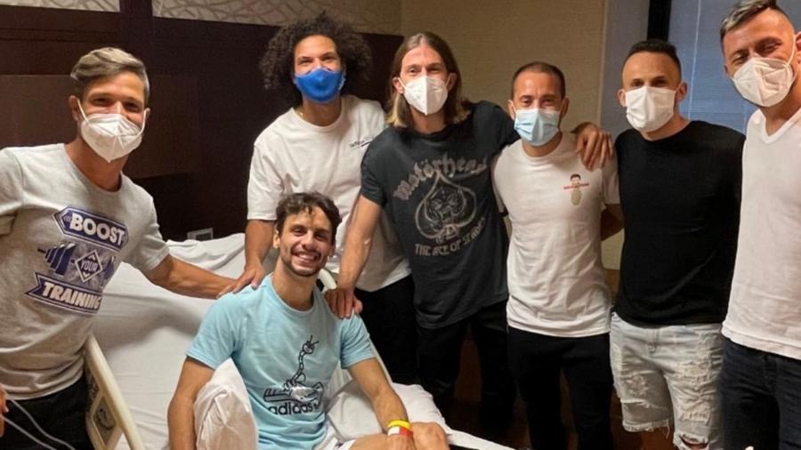 Diego Ribas e mais cinco jogadores da equipe estiveram no hospital para dar força ao companheiro, que passa por um problema no joelho - Reprodução/Instagram