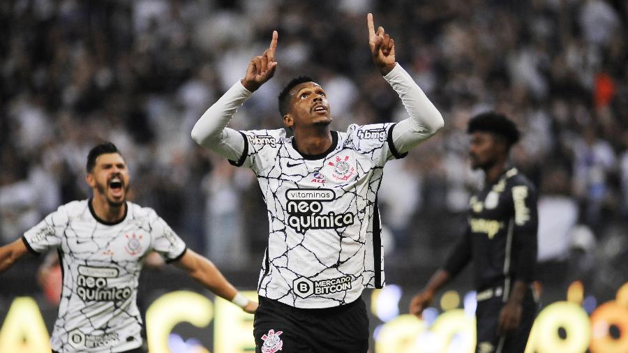 Jô comemora gol do Corinthians contra o Santos, em Itaquera - Alan Morici/AGIF