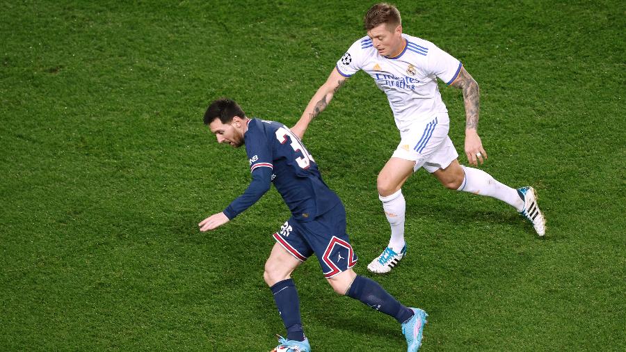 Lionel Messi foge da marcação de Toni Kroos durante partida entre PSG e Real Madrid na Liga dos Campeões - REUTERS/Benoit Tessier