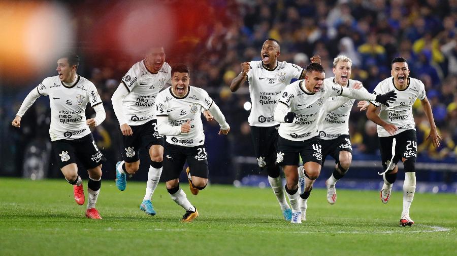 Jogadores do Corinthians comemoram classificação para as quartas de final da Libertadores após vitória sobre o Boca Juniors - Agustin Marcarian/Reuters