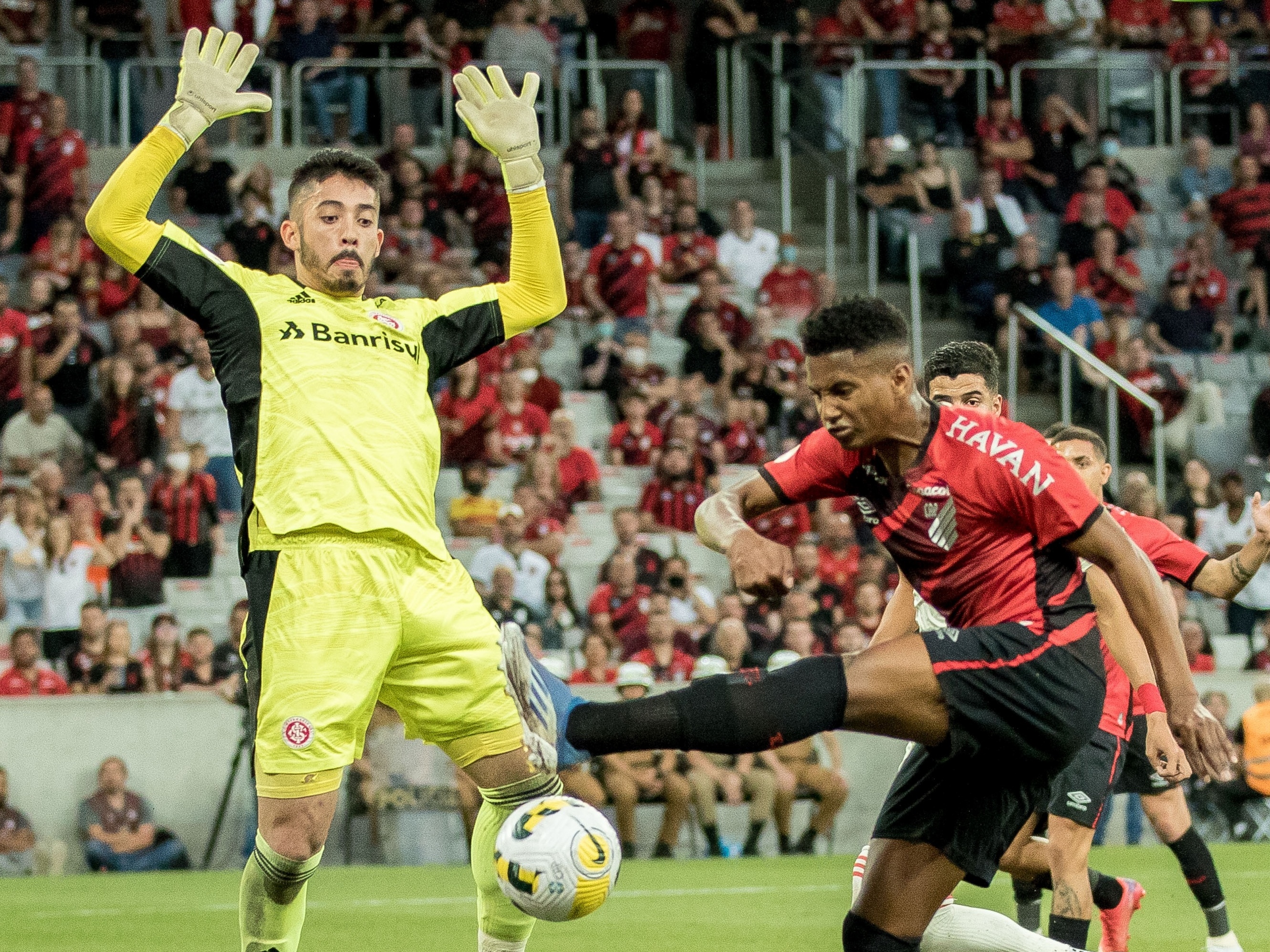 Athletico-PR 0 x 0 Internacional: VAR, lances e gol de mão anulado em jogo  do Brasileirão