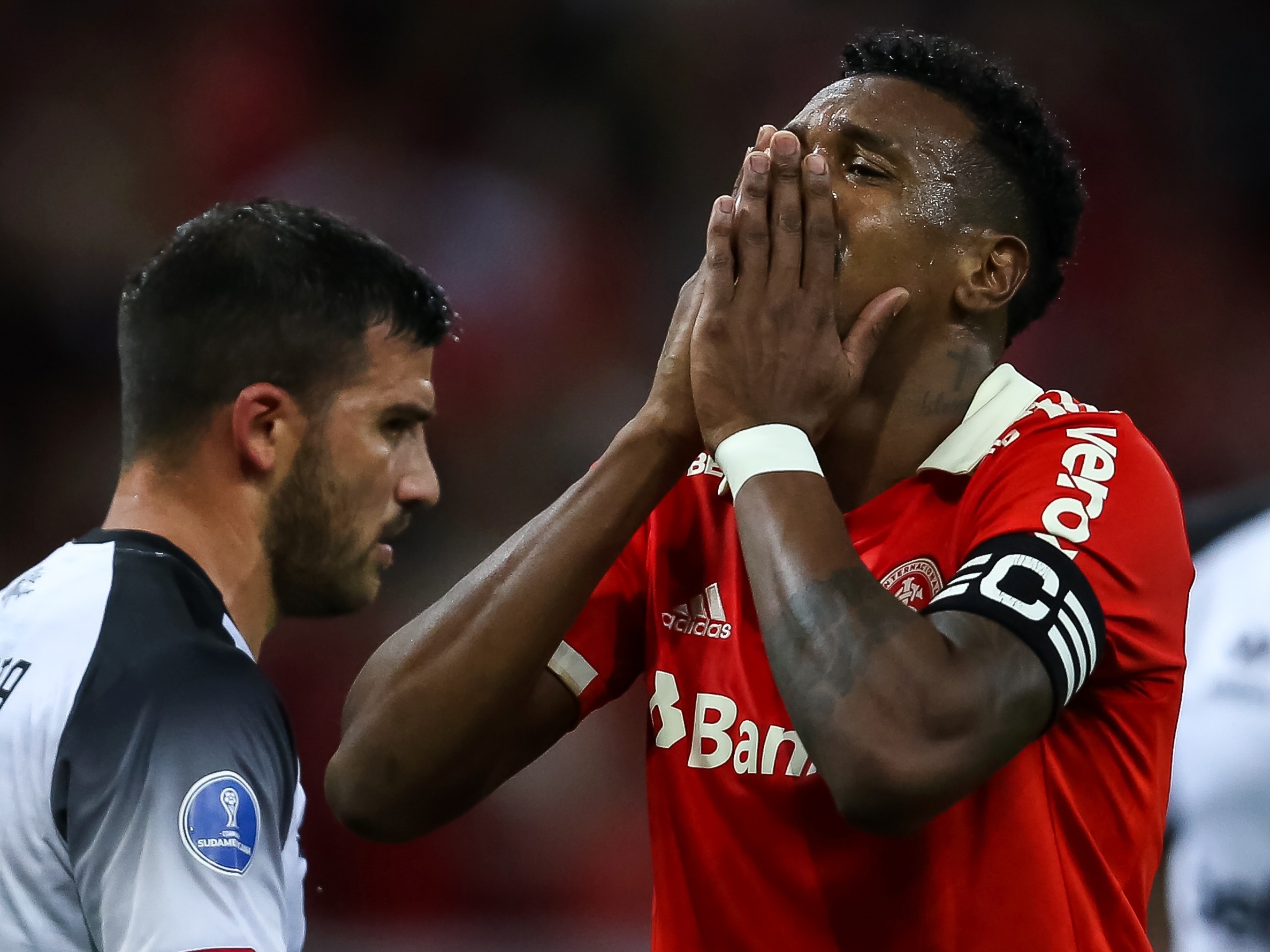 Colo-Colo 2 x 0 Internacional: os gols, VAR vê mão de Edenílson, e os  principais lances do jogo da Copa Sul-Americana