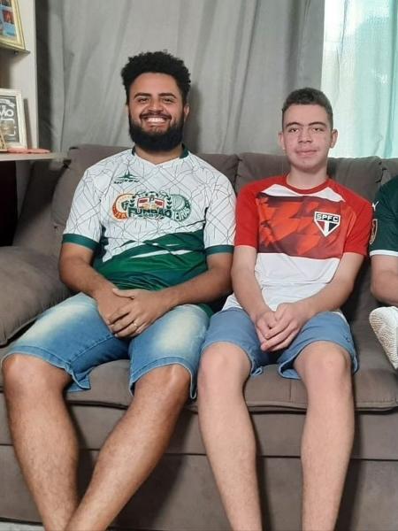 Renan (e) é torcedor do Palmeiras e o sobrinho Guilherme (d) é são-paulino - Arquivo Pessoal