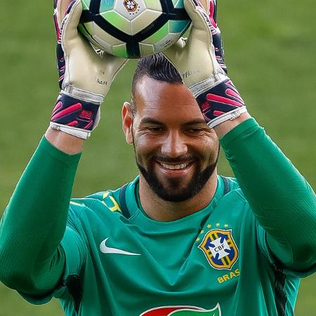 Weverton pega a bola durante treino da seleção brasileira - Buda Mendes/Getty Images