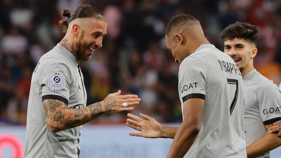 Sergio Ramos e Mbappé celebram gol do PSG sobre o Lille - Pascal Rossignol/Reuters