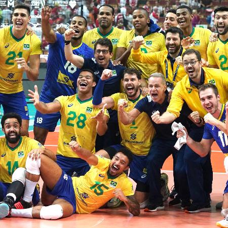Jogadores do Brasil comemoram a conquista do bronze no Mundial de vôlei - JANEK SKARZYNSKI/AFP