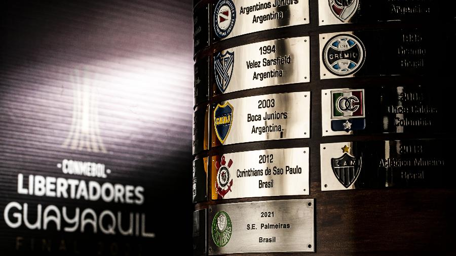 Taça da Copa Libertadores na redação do UOL em 5 de outubro de 2022 - Fernando Moraes/UOL