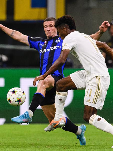 Kingsley Coman e Robin Gosens disputam lance na partida entre Inter de Milão e Bayern de Munique - Marcio Machado/Eurasia Sport Images/Getty Images