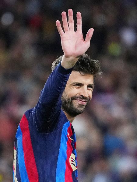 Piqué acena para torcedores no Camp Nou durante Barcelona x Almería -  Alex Caparros/Getty Images